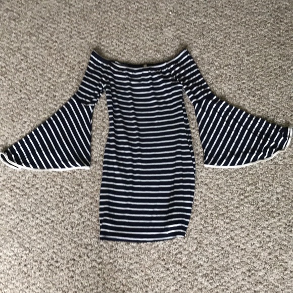 Dresses & Skirts - Off the shoulder body con dress
